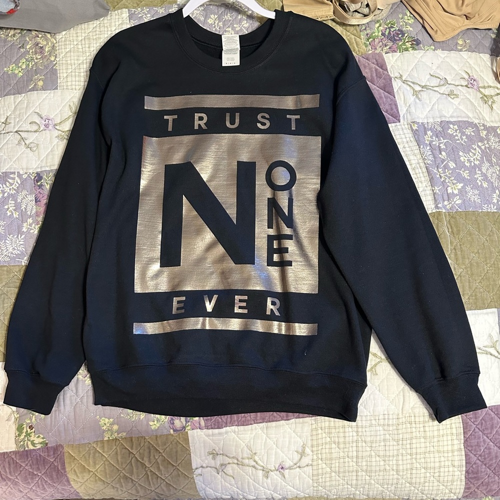 Gildan Black Sweatshirt Size Medium